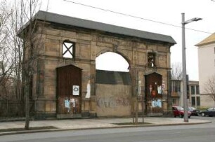 Dresden, Ostraallee. Ruine der Orangerie "Herzogin Garten" (1841; O. v. Wolframsdorf). Straßenansicht