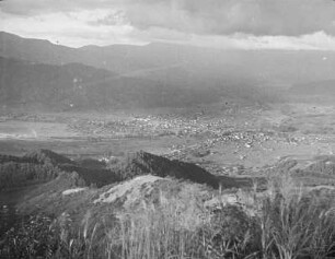 Landschaft mit Blick auf Chino : Landschaft mit Blick auf Chino. Im Vorgergrund Gestein (aus Magma?)