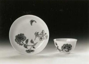 Koppchen und Untertasse (China, 1723/1735, Regierungsperiode Yongzheng; Porzellan; Aufglasurmalerei; Höhe (Koppchen) 4,6 cm, Durchmesser (Untertasse) 13,1 cm; Staatliche Kunstsammlungen Dresden (SKD)