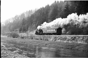 Lok 141, Arbeitszug bei Hermentingen, Laucherttal, mit vierachsigem Personenwagen von 1908