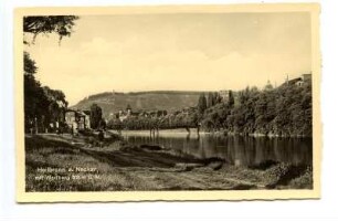 "Heilbronn a. Neckar, mit Wartberg 308 m ü. M." - Blick vom Neckarufer oberhalb des Eisernen Stegs auf Neckar, Neckarfront und Wartberg
