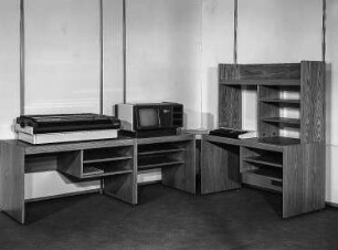 Schreibtisch : Berlin. VEB Möbelkombinat Berlin (MKB). Hausmesse, 1986. Schreibtische. Holz, folienbeschichtet in Eichenholzoptik, dunkel (1986; VEB Möbelkombinat Berlin (MKB))