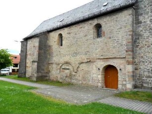(Evangelische Kirche) - Langhaus über Traufseite Nord mit Obergaden und vermauerten Arkadenbögen (einst romanische Basilika) von Nordnordwesten