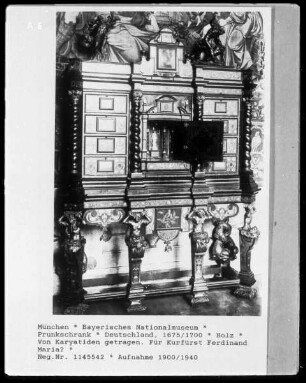 Prunkschrank, von Karyatiden getragen, für Kurfürst Ferdinand Maria?