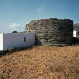 Sifnos. Antiker Schieferturm vor Exámpela