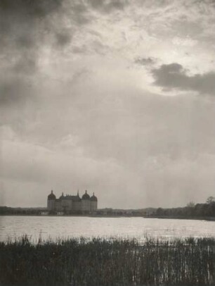 Moritzburger Teichgebiet. Schloßteich mit Schloß, Moritzburg von Osten