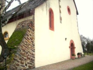 Langhaus von Nordwesten über Giebelseite mit nördlichem Seitenschiff (Gotischer Fenstereinbruch sowie Strebepfeiler) - im Kern Romanisch um 1100