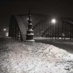 Brücke im Winter - Bridge in winter : Berlin-Wilmersdorf. Halenseebrücke. Winteraufnahme