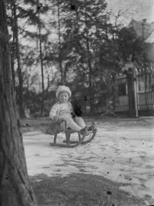 Friederike Apel : Dresden, Regerstraße 22. Die Tochter der Fotografin auf einem Schlitten sitzend