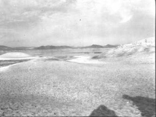 China. Sinkiang (Xinjiang). Kunlun. Tal des Karakasch-darja. Salztonebene südlich des Salzsumpfes südlich Khitai-Dawan