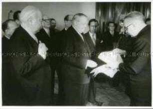 Bundespräsident Theodor Heuss überreicht Wirtschaftsminister Erhard den Ehrenring des deutschen Handwerks