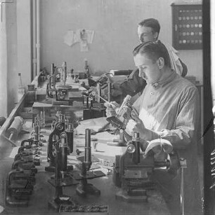 Zusammenstellen und Justieren : Technikgeschichte | Technologie | Optische Industrie | Mikroskope | Emil Busch AG Rathenow