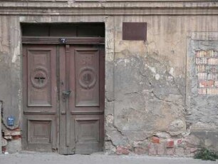 Aschersleben - Bauruine im Zentrum : Dieses Gebäude ist nicht die einzige Bauruine in der Innenstadt, Häuser in ganzen Straßenzügen sind vom Verfall bedroht. Aufgenommen am 30. Mai 2004 in Aschersleben