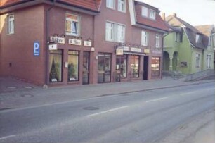Am Alten Markt 8: traufständiges Backsteinhaus: Straßenfront mit Mittelrisalit: im Erdgeschoss Billardsalon, Geschäfte, Schaufenster