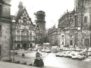 Dresden-Altstadt. Schloßplatz mit Georgentor, eingerüstetem Hausmannsturm (vor Aufsetzen der Laterne) und Kathedrale