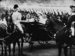 Die Familie König Friedrich August III. von Sachsen bei der Königsparade anläßlich dessen Geburtstages (Szene aus einem Dokumentarfilm)