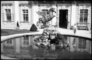 Salzburg: Mirabell Park, Allegorien, Pegasus vor dem Schloss [Pegasusbrunnen]
