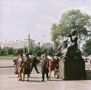 Dresden. Bacchusskulptur von Georg Wrba vor dem Neuen Rathaus, im Hintergrund Bebauung der Prager Straße