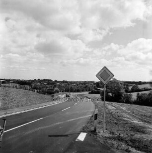 Kreisstraße 70 zwischen Klein Barnitz und Groß Barnitz im Travetal nach Ausbau: vorn Straßenschild: hinten Mitte Lkw: dahinter Knicklandschaft