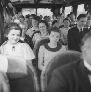 Betriebsausflug der Sächsischen Landesbildstelle zum Schwartenberg über Freiberg. Mitarbeiter mit Angehörigen im Bus