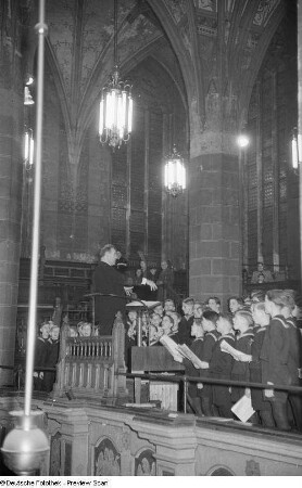 Thomaskantor Günther Ramin dirigiert den Thomanerchor