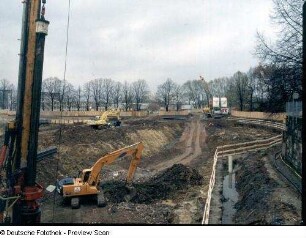 Baustelle Sächsische Landesbibliothek - Staats- und Universitätsbibliothek Dresden, Zentralbibliothek. Erdbau, Tieflöffelbagger auf unterschiedlichen Niveaus beim Aushub der Baugrube : Dresden-Räcknitz, Zellescher Weg 18. Baustelle Sächsische Landesbibliothek - Staats- und Universitätsbibliothek Dresden, Zentralbibliothek. Erdbau, Tieflöffelbagger auf unterschiedlichen Niveaus beim Aushub der Baugrube