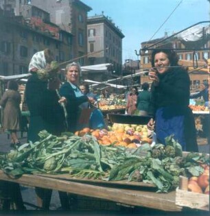 Rom. Piazza del Campo dei Fiori. Markt mit Verkaufsständen für Obst und Gemüse