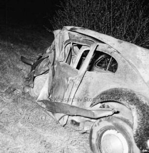 B 404: bei Herrenhaus Nütschau: Verkehrsunfall: Zusammenstoß von zwei Pkws und Auffahrunfall: im Straßengraben ausgebrannter Unfallwagen nach Löschen: im Dunkeln, 1. Mai 1967