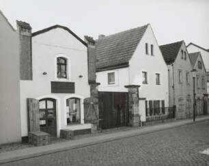 Seitengebäude : Dreiseithof (1. H. 19. Jh.). Wohnstallhaus mit Laden, Tor und Seitengebäude
