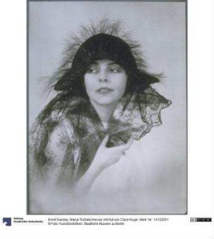 Manja Tschatschecow mit Hut von Clara Kluge