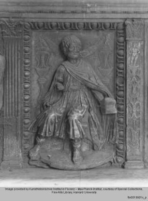 Marmorbank : Reliefs der Rückenlehne