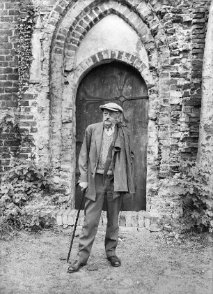 Der Bildhauer Ernst Barlach vor dem Portal der Gertrudenkapelle in Güstrow