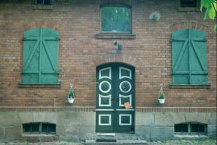 Detail voriges Bild: Backsteinhaus mit grünen Fensterläden, zweiflügeliger Tür