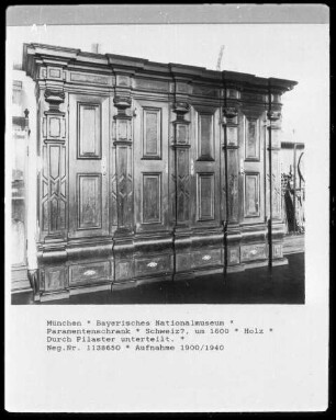 Durch Pilaster unterteilter Schrank