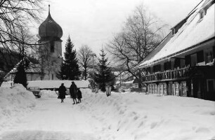 Hinterzarten: Adlerwirtshaus und Kirche im Schnee