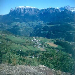Blick vom Signater Kopf über dem Mittelstieler See, gegenüber der Schlern