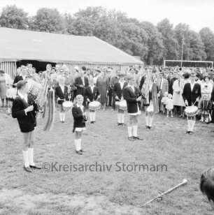 Kindervogelschießen: Exer: Spielmannszug der "Kieler Sprotten" gibt Platzkonzert: Zuschauer: am Boden Tambourstab: hinten Festzelt, 27. Juni 1966