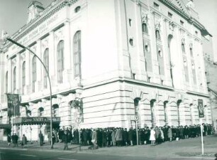 Theater des Westens. Anstehen nach Karten (Eine Nacht in Venedig)