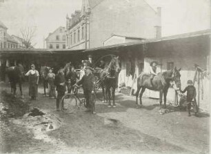 Seifhennersdorf (obersorbisch Wodowe Hendrichecy). Hof eines Fuhrunternehmers mit Pferden und Kutsche