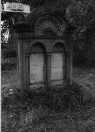 Grabstein 365 (Index: 100093531) Maße HxBxT: 169x102x35 cm Symbolik: Fächer, Säulen, Verzierungen Besonderheit: Doppelgrab für Eheleute: Grabstein 365