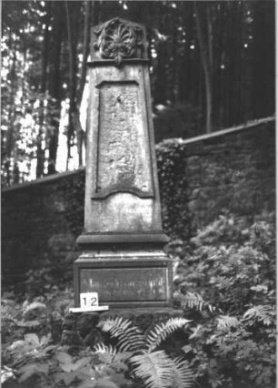 Grabstein 12 (Index: 100112674) Zustand: Inschrifttafel fehlt, Sockel beschriftet Maße HxBxT: 225x74x43 cm: Grabstein 12