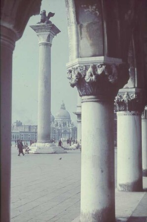 Reisefotos Italien. Venedig, Riva degli Schiavoni. Blick von den Säulenarkaden des Dogenpalastes zur Säule mit Markuslöwen (Colonne di Marco) auf dem Piazetta