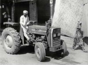 Bauer mit modernem Traktor