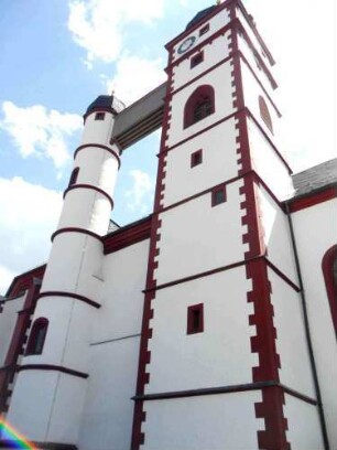 Stadtkirche-Kirchturm und runder Treppenturm mit Verbindungssteeg zur Glockenstube von Nordnordosten