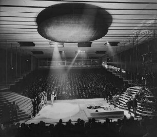 Archivfotografie "mannheim_nationaltheater_menschen_inszenierung_63m"