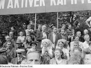 Teilansicht Demonstrationstribüne