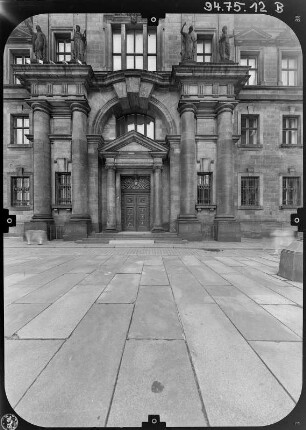 Dresden-Altstadt, Augustusstraße 2. Ständehaus (1901-1906; P. Wallot). Hauptfassade (Teilansicht) vom Schloßplatz