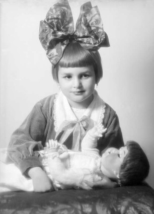 Kinderporträt Sonnie Hanisch : Kinderporträt Sonnie Hanisch (Tochter des Fotografen) mit großer Haarschleife und Puppe