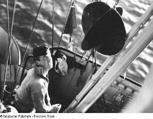 Deutschland . Nationale Volksarmee - Seestreitkräfte. Minenleg- und Räumschiff des Typs MLR-3000. Matrose auf dem Signaldeck