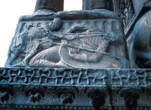 Südlicher Fassadenabschnitt — David enthauptet Goliath